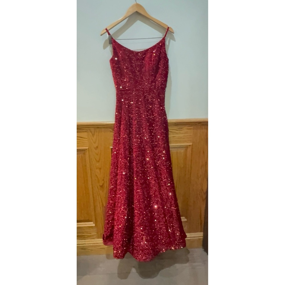 Women's size 4 red sequined formal fancy dress. Zips up in the back. Stunning.